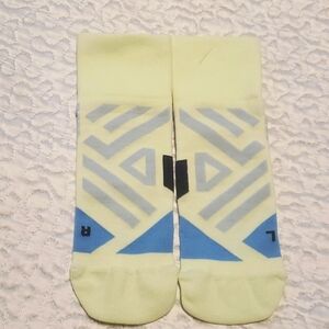 NWOT  WOMEN'S  ON PERFORMANCE  MID  SOCKS,